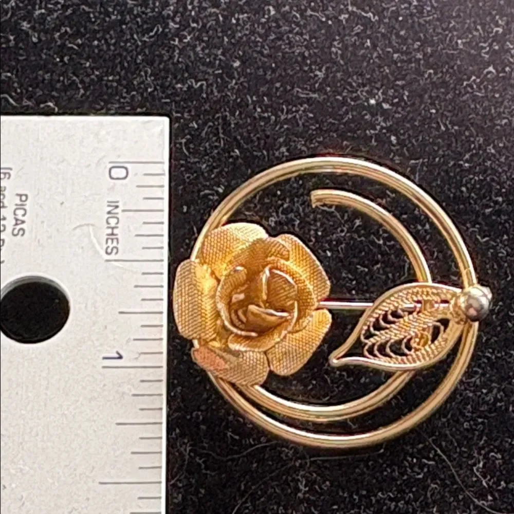 Elegant Gold Floral Brooch